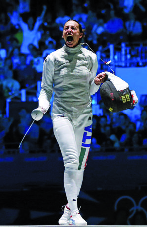 Doppia meraviglia olimpica per Elisa Di Francisca: a Londra  oro nel derby italiano di fioretto in finale con la Errigo, poi il bis nella prova a squadre. Epa